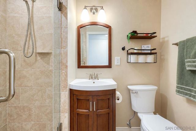 129 Avalon Dr, Vista, CA 92084