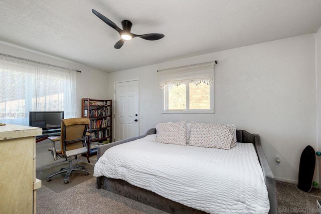 129 Avalon Dr, Vista, CA 92084