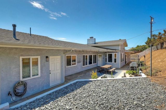 129 Avalon Dr, Vista, CA 92084