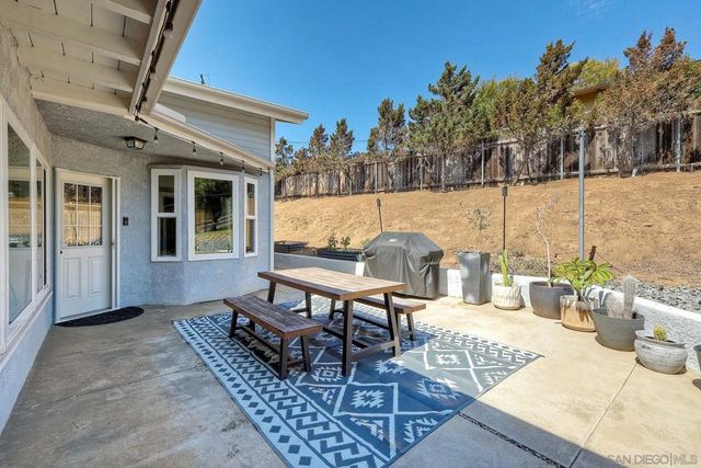 129 Avalon Dr, Vista, CA 92084