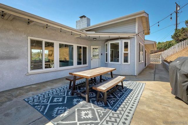 129 Avalon Dr, Vista, CA 92084
