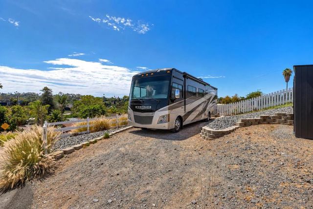 129 Avalon Dr, Vista, CA 92084