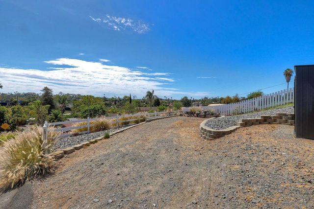 129 Avalon Dr, Vista, CA 92084