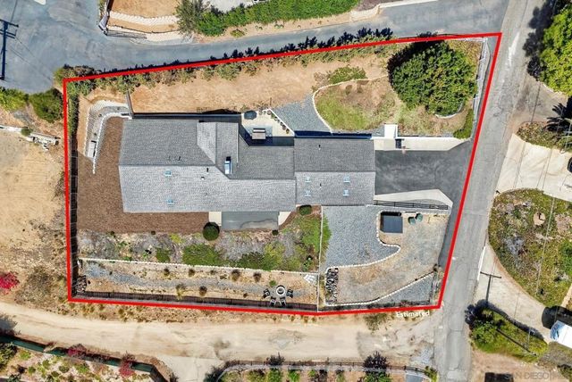 129 Avalon Dr, Vista, CA 92084