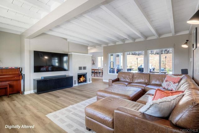 129 Avalon Dr, Vista, CA 92084