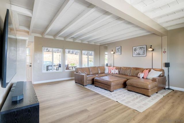 129 Avalon Dr, Vista, CA 92084