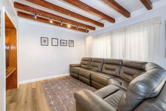 129 Avalon Dr, Vista, CA 92084