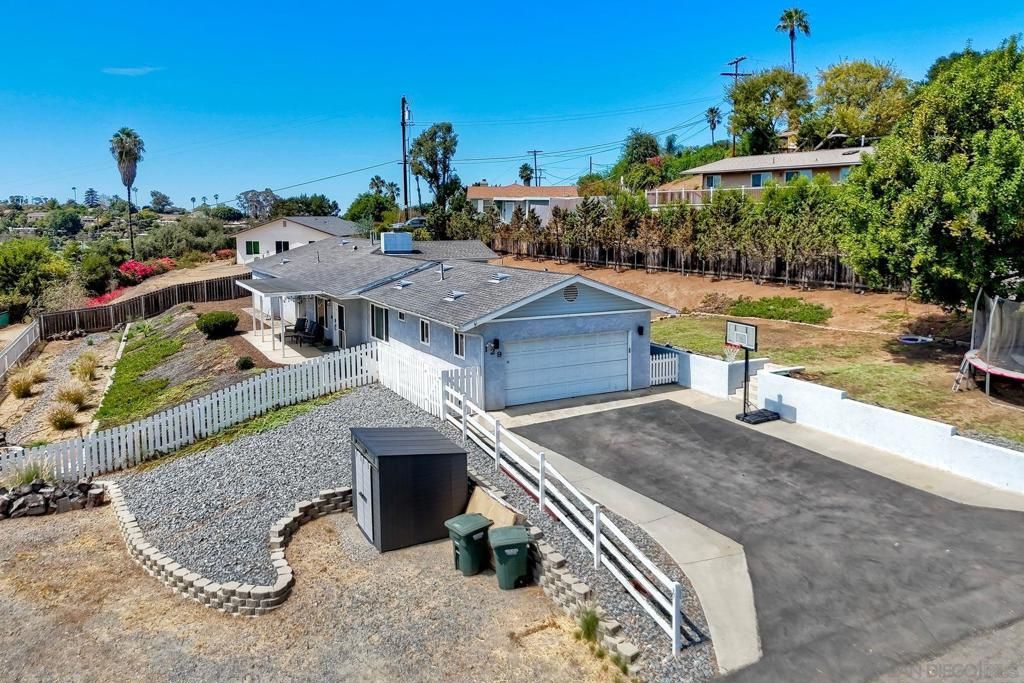 129 Avalon Dr, Vista, CA 92084