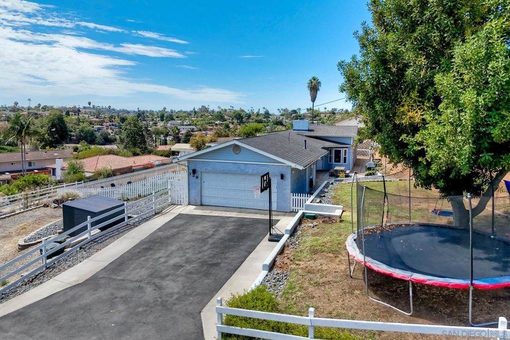 129 Avalon Dr, Vista, CA 92084 — photo 3