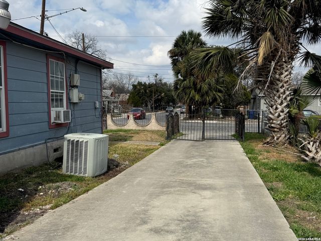 2906 W POPLAR ST, San Antonio, TX 78207