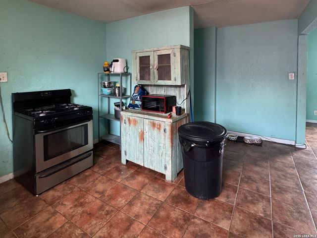 2906 W POPLAR ST, San Antonio, TX 78207