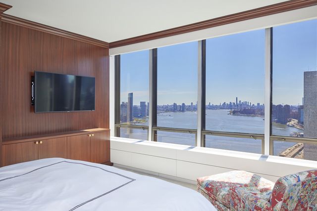 870 United Nations Plz 37 38A, New York City, NY 10017