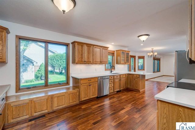 2100 Peregrine Lane, North Mankato, MN 56003