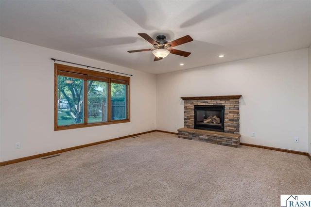 2100 Peregrine Lane, North Mankato, MN 56003
