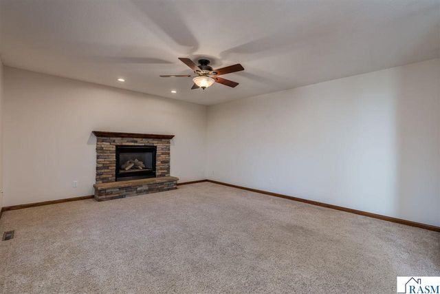 2100 Peregrine Lane, North Mankato, MN 56003