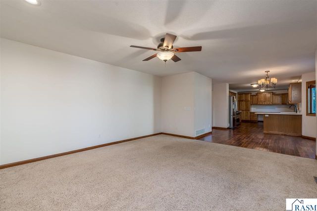 2100 Peregrine Lane, North Mankato, MN 56003