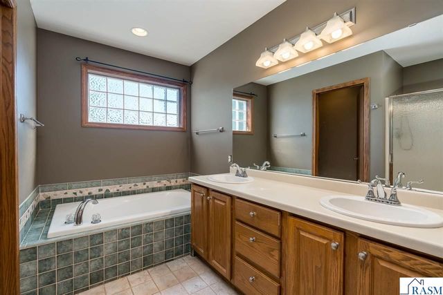 2100 Peregrine Lane, North Mankato, MN 56003