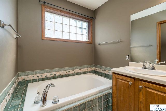 2100 Peregrine Lane, North Mankato, MN 56003