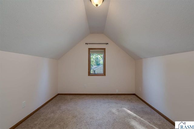 2100 Peregrine Lane, North Mankato, MN 56003