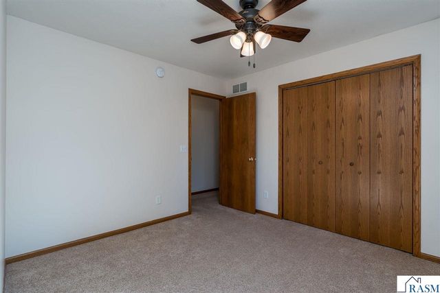 2100 Peregrine Lane, North Mankato, MN 56003