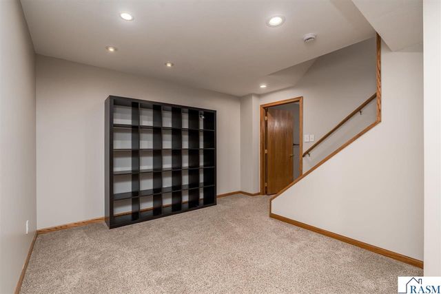 2100 Peregrine Lane, North Mankato, MN 56003