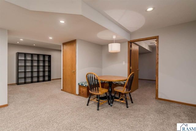 2100 Peregrine Lane, North Mankato, MN 56003