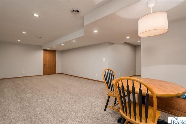 2100 Peregrine Lane, North Mankato, MN 56003