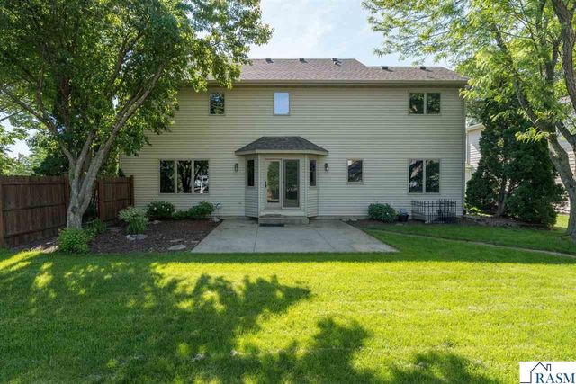 2100 Peregrine Lane, North Mankato, MN 56003