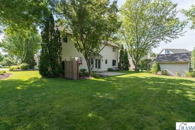 2100 Peregrine Lane, North Mankato, MN 56003