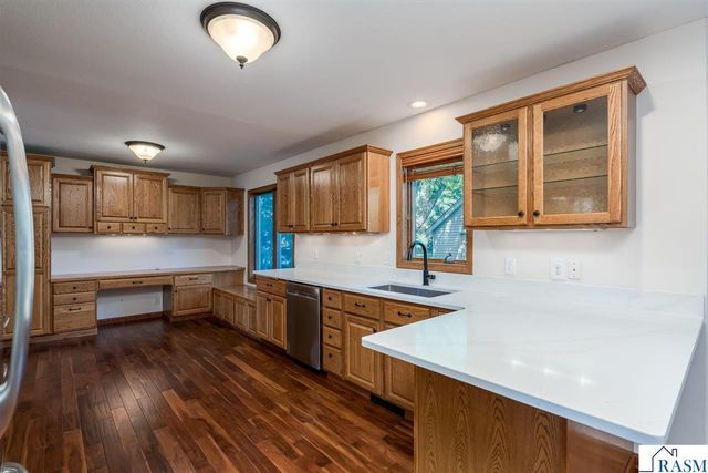 2100 Peregrine Lane, North Mankato, MN 56003