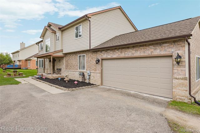 7295 W Maple Road, West Bloomfield Charter Township, MI 48322