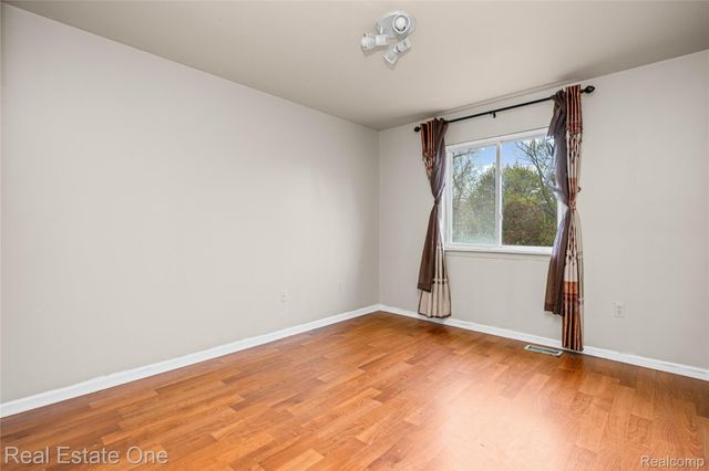 7295 W Maple Road, West Bloomfield Charter Township, MI 48322