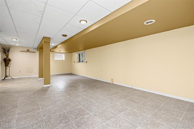 7295 W Maple Road, West Bloomfield Charter Township, MI 48322