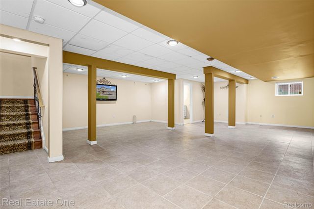 7295 W Maple Road, West Bloomfield Charter Township, MI 48322
