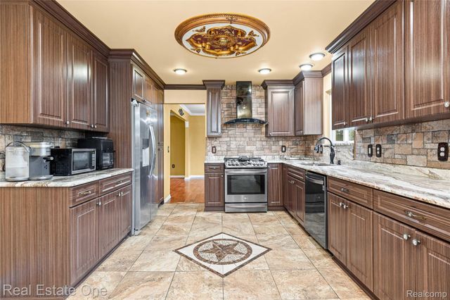7295 W Maple Road, West Bloomfield Charter Township, MI 48322