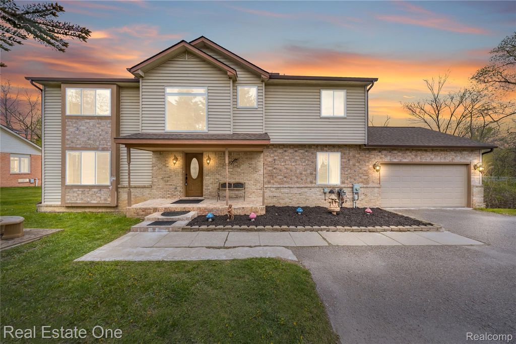 7295 W Maple Road, West Bloomfield Charter Township, MI 48322