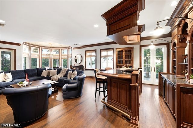 40 5th AVE S, Naples, FL 34102