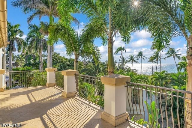 40 5th AVE S, Naples, FL 34102
