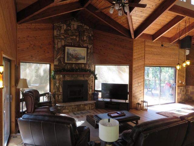3281 Mountain Lake Dr, Pollock Pines, CA 95726