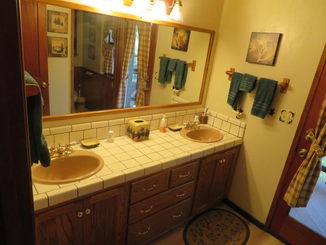 3281 Mountain Lake Dr, Pollock Pines, CA 95726