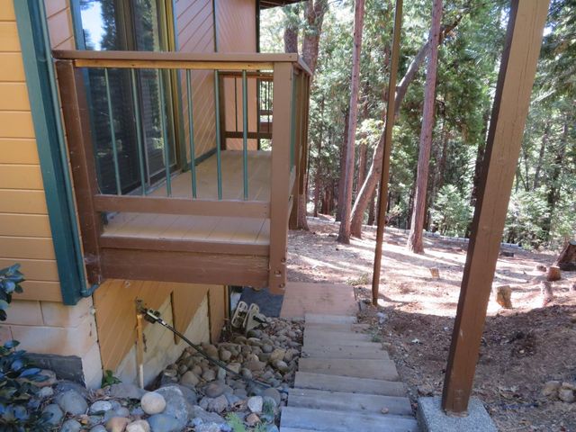 3281 Mountain Lake Dr, Pollock Pines, CA 95726