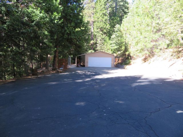 3281 Mountain Lake Dr, Pollock Pines, CA 95726