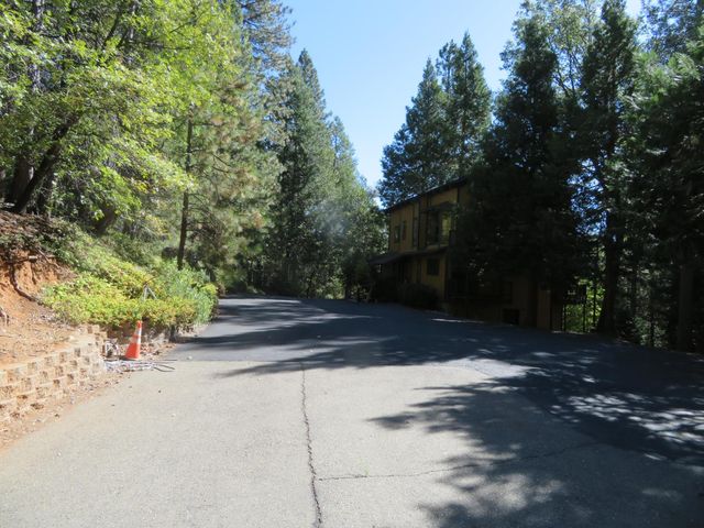 3281 Mountain Lake Dr, Pollock Pines, CA 95726