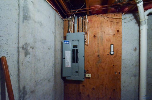 214 N CEDAR, Vivian, SD 57576