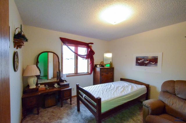 214 N CEDAR, Vivian, SD 57576