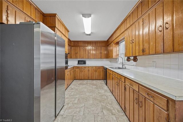 3805 LITTLEBROOK Drive, Clemmons, NC 27012