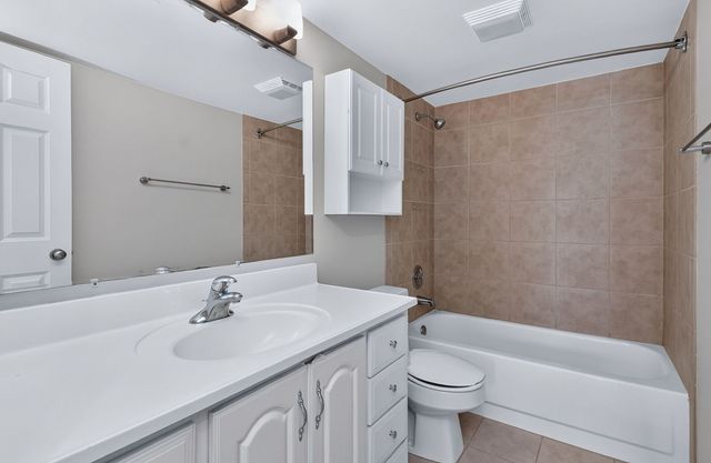 181 Inverness Court 1, Elk Grove Village, IL 60007
