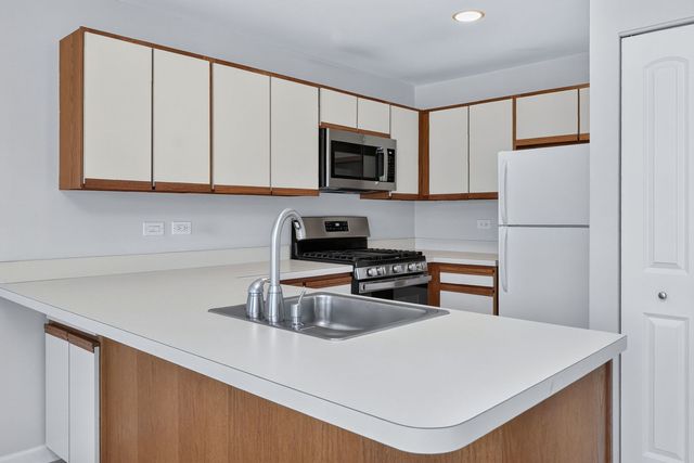 181 Inverness Court 1, Elk Grove Village, IL 60007