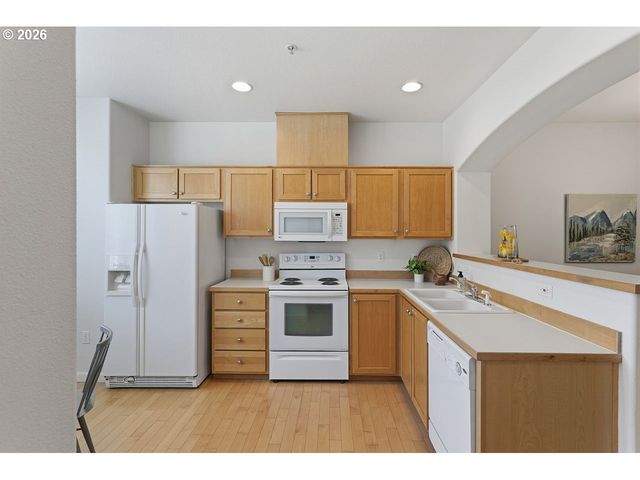 15450 Sw SPARROW Loop 102, Beaverton, OR 97007