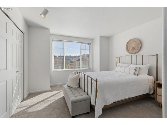 15450 Sw SPARROW Loop 102, Beaverton, OR 97007